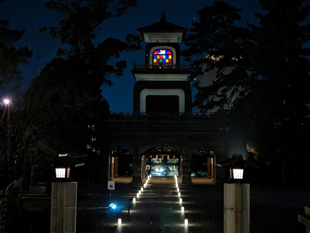 Night view of the gate of Oyama Shrine from its main structure