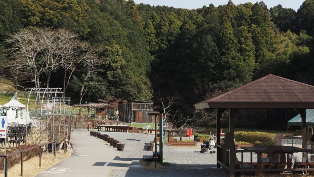 A beautiful garden spreads outside of Kakegawa Kachoen