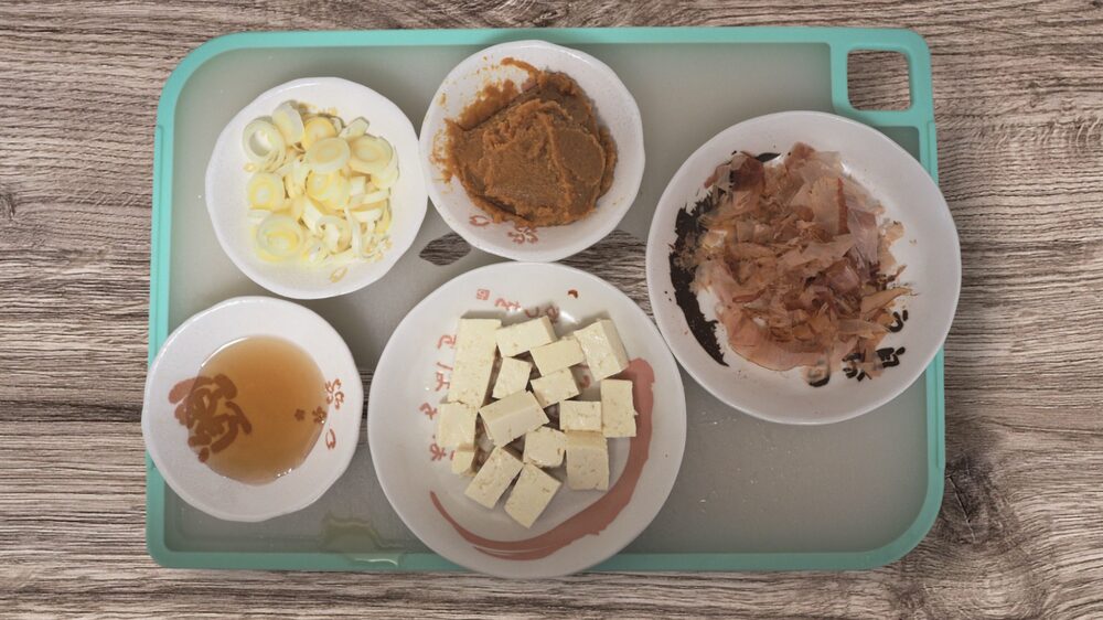 The ingredients for making simple Miso soup