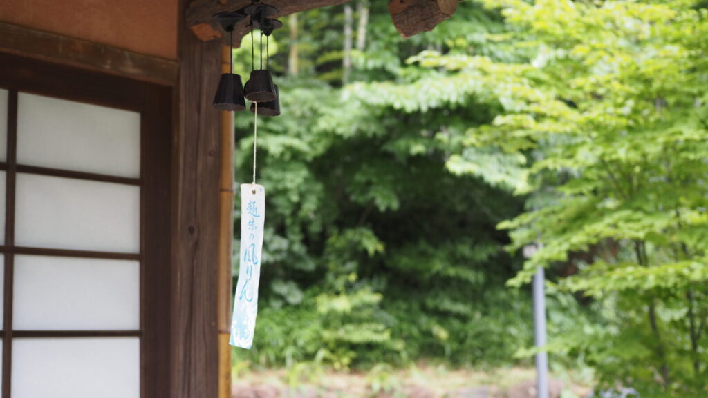 Original wind bells are made of metals. They go with traditional Japanese scenes well. 