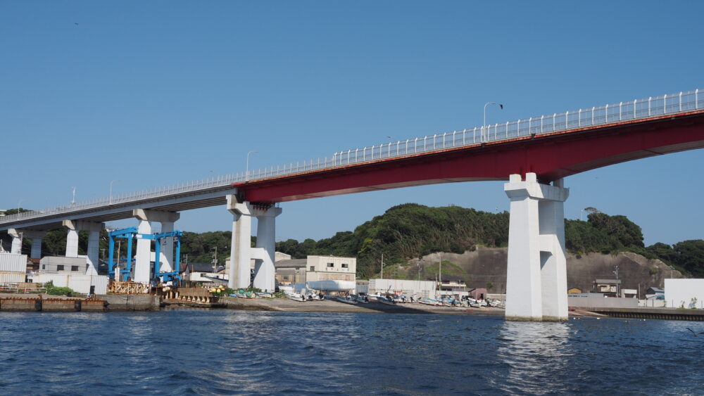 A photo of Jogashima Bridge from a ferry