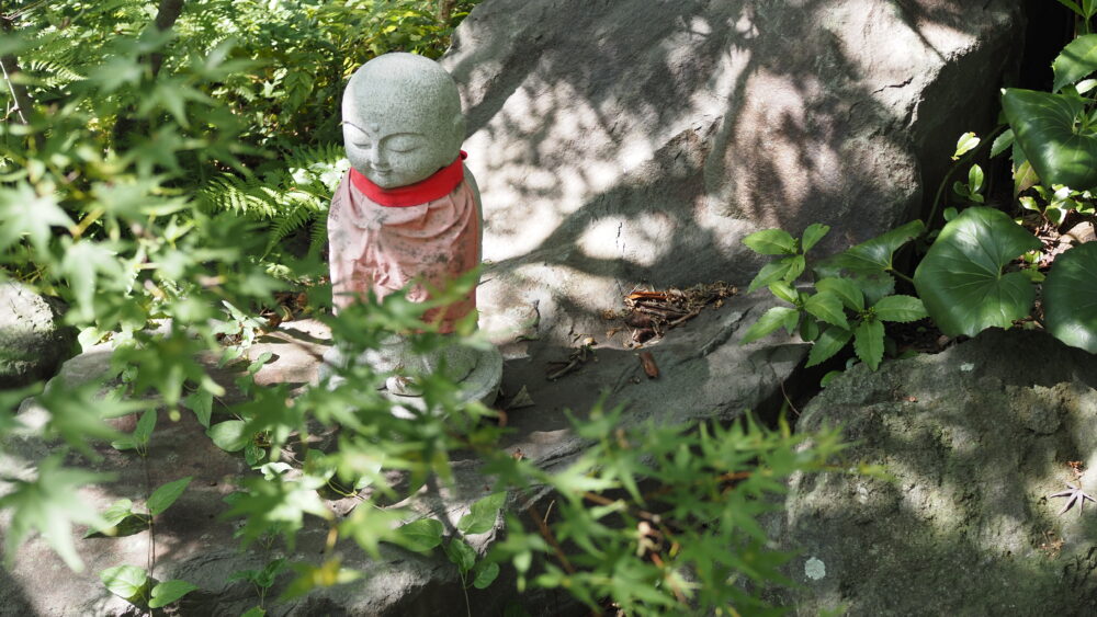 An Ojizo-san is praying for your good fortune