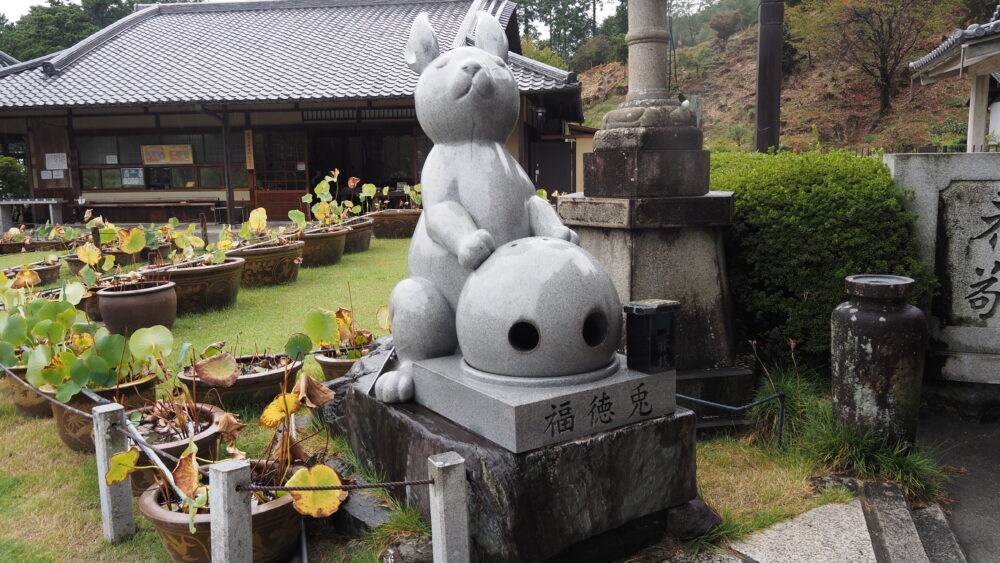 The statue of the rabbit. A guardian of Mimuroto Temple