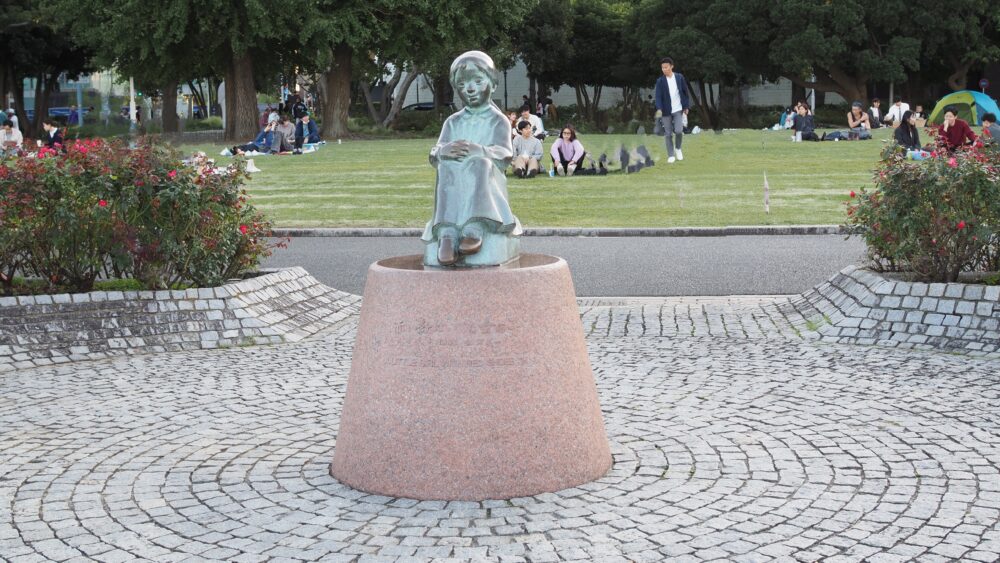 The statue of A Girl with Red Shoes