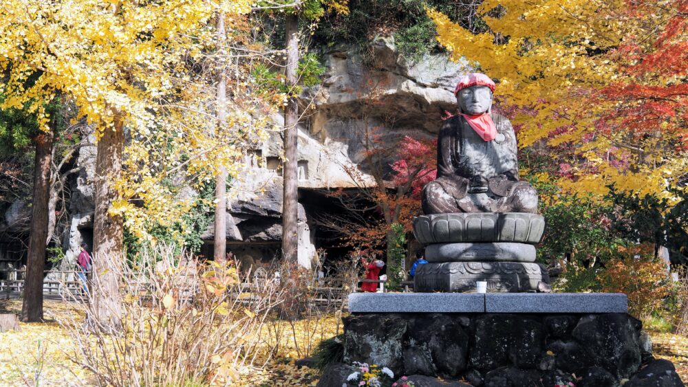 Ojizo-san with rain of gingko leaves